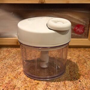 Pampered Chef White and Clear Manual Chopper